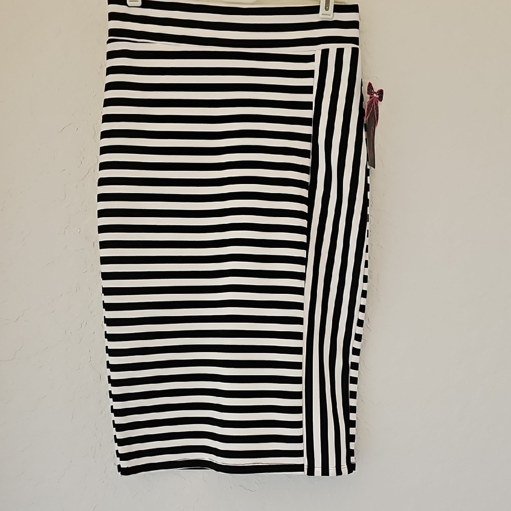 Silhouette Black and White Asymmetrical Pencil Skirt Knee-Length